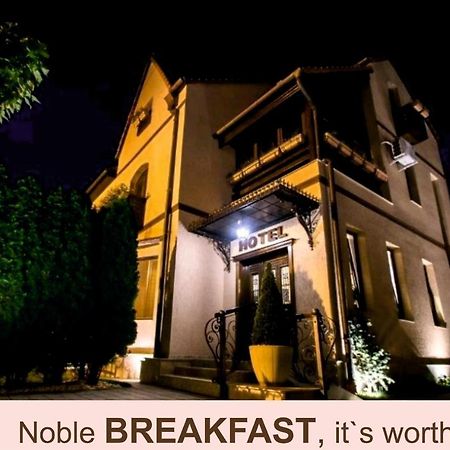Noblesse Boutique Resort Sybin Zewnętrze zdjęcie Noble Breakfast