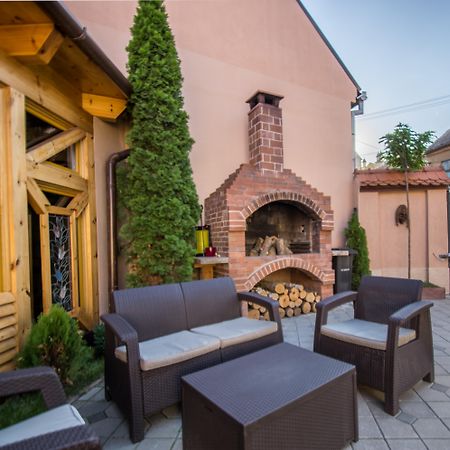 Noblesse Boutique Resort Sybin Zewnętrze zdjęcie The courtyard of the restaurant