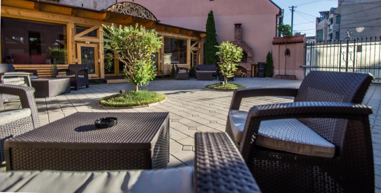 Noblesse Boutique Resort Sybin Zewnętrze zdjęcie The courtyard of the hotel