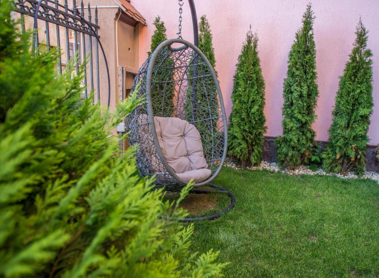 Noblesse Boutique Resort Sybin Zewnętrze zdjęcie A hanging chair