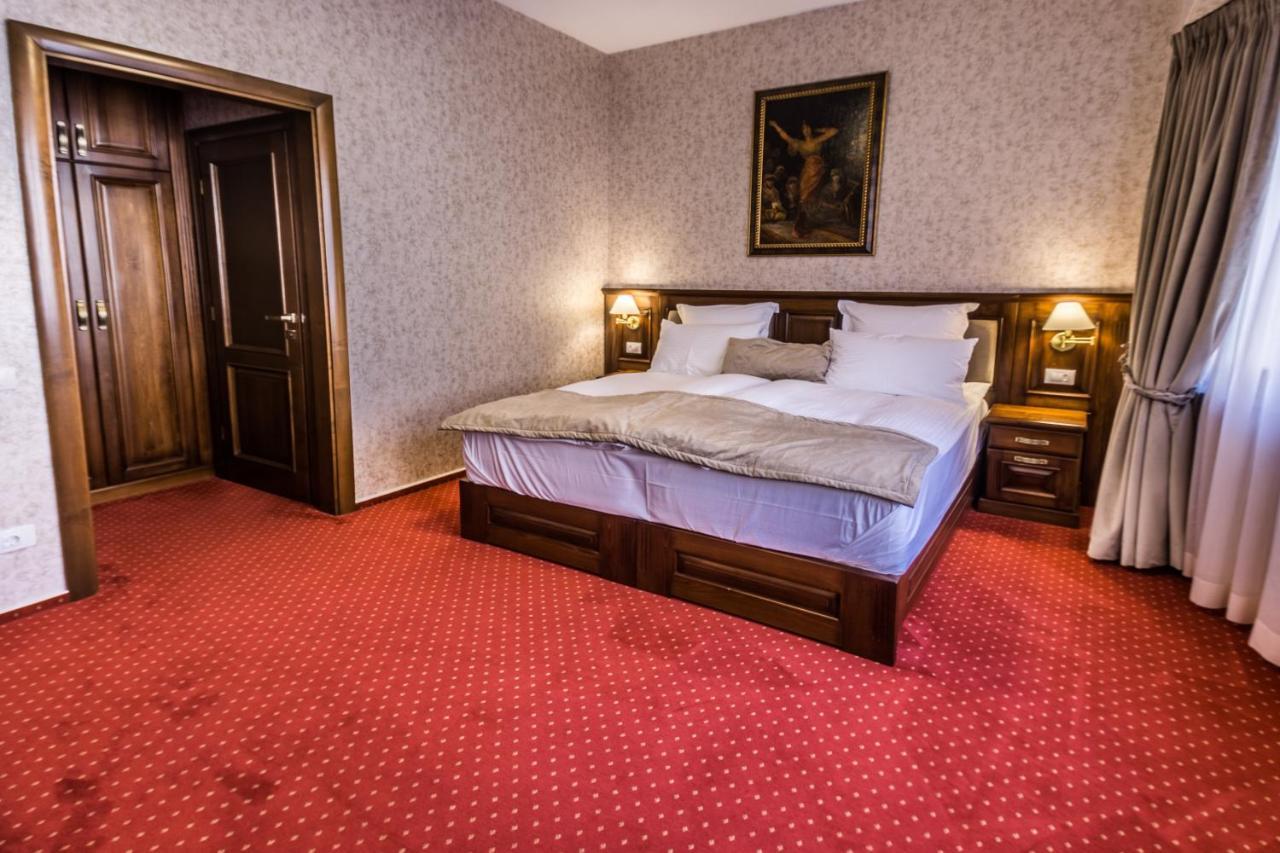 Noblesse Boutique Resort Sybin Zewnętrze zdjęcie A bedroom in a hotel