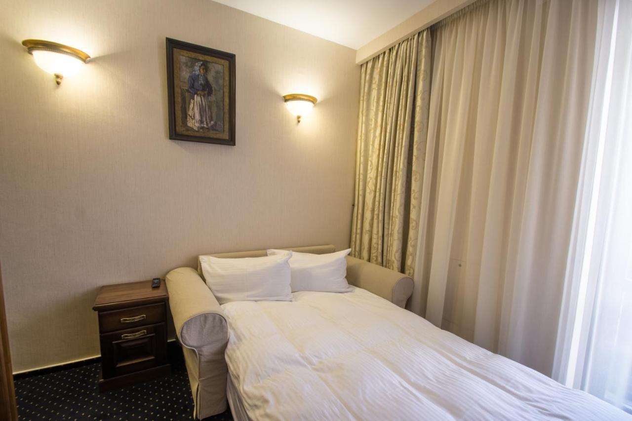 Noblesse Boutique Resort Sybin Zewnętrze zdjęcie A sofa bed