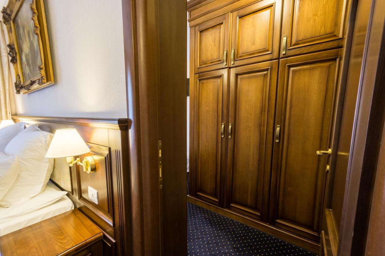 Noblesse Boutique Resort Sybin Zewnętrze zdjęcie A wardrobe