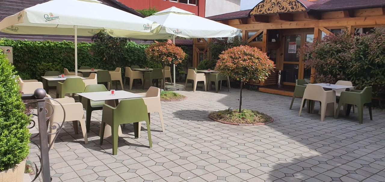 Noblesse Boutique Resort Sybin Zewnętrze zdjęcie The restaurant in the village