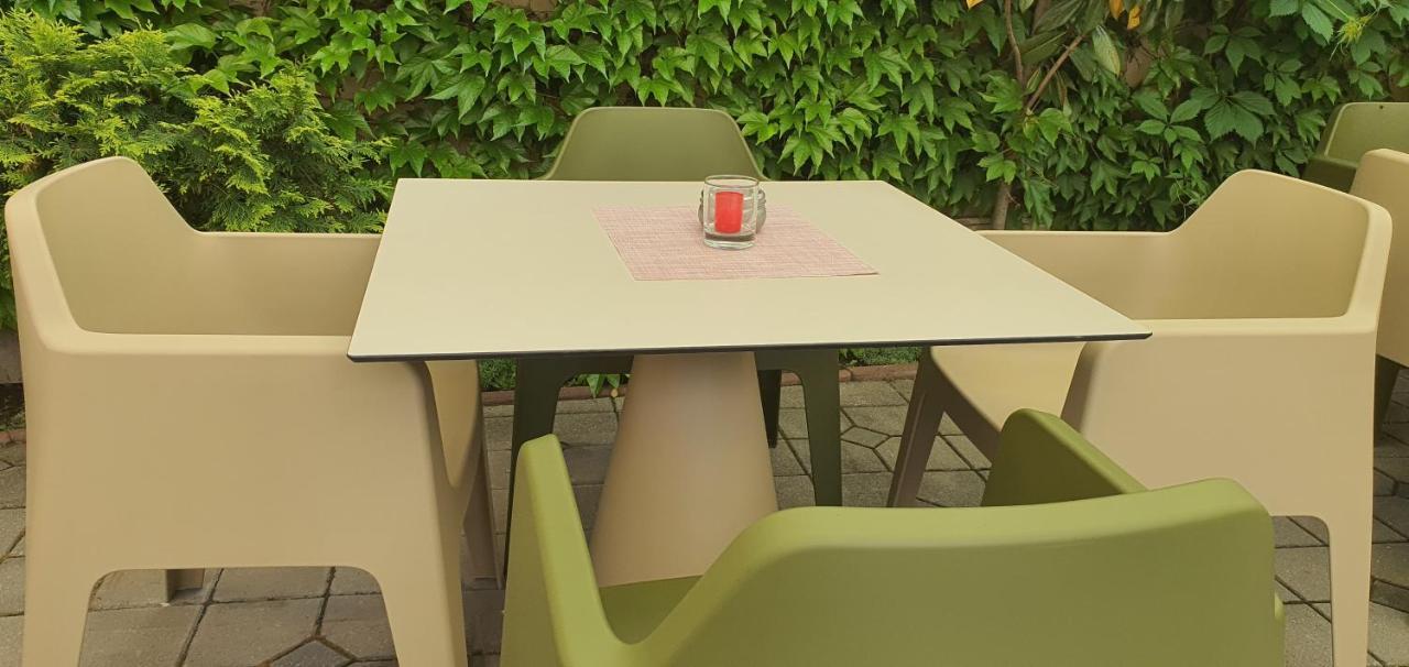 Noblesse Boutique Resort Sybin Zewnętrze zdjęcie A table and chairs