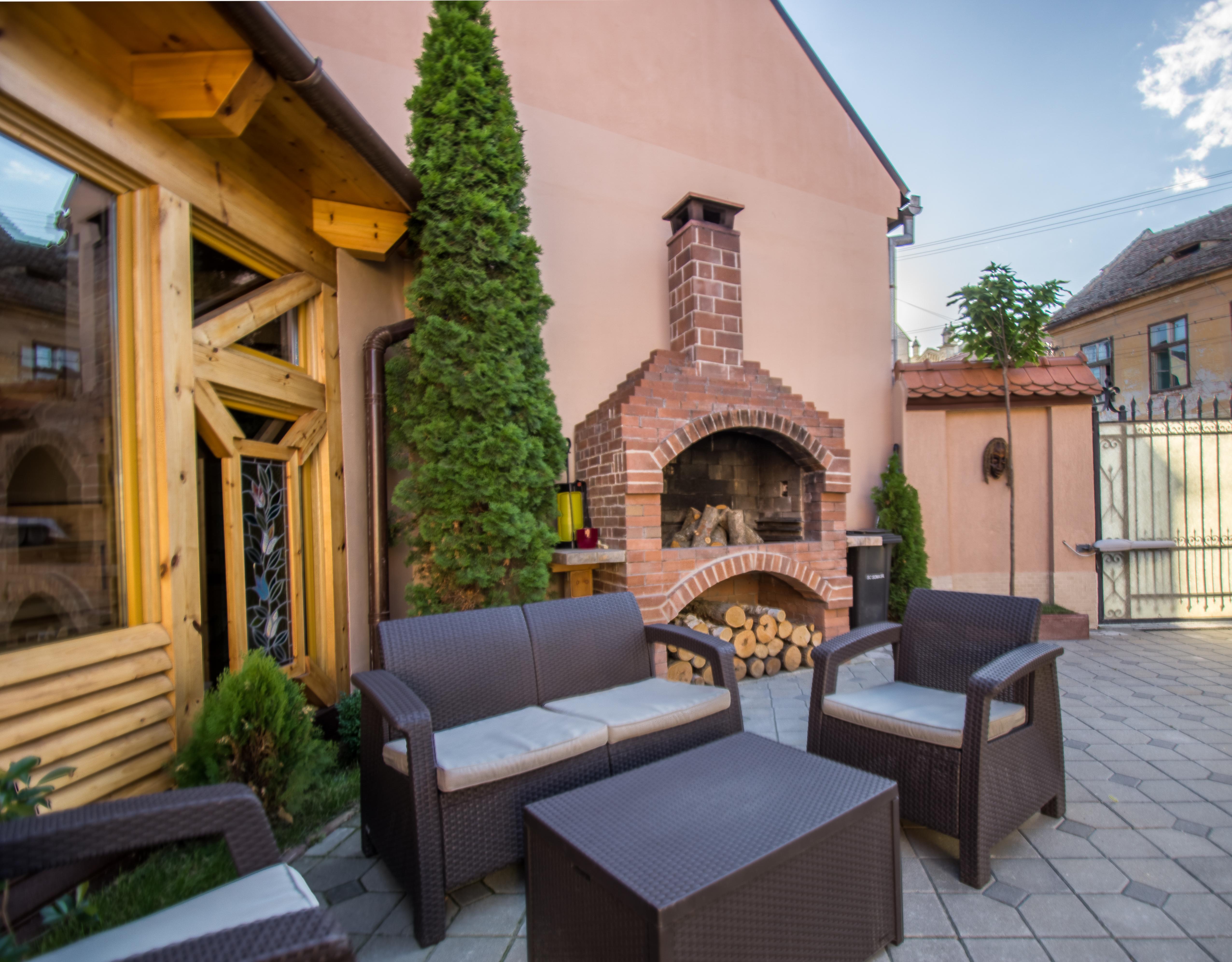 Noblesse Boutique Resort Sybin Zewnętrze zdjęcie The courtyard of the restaurant