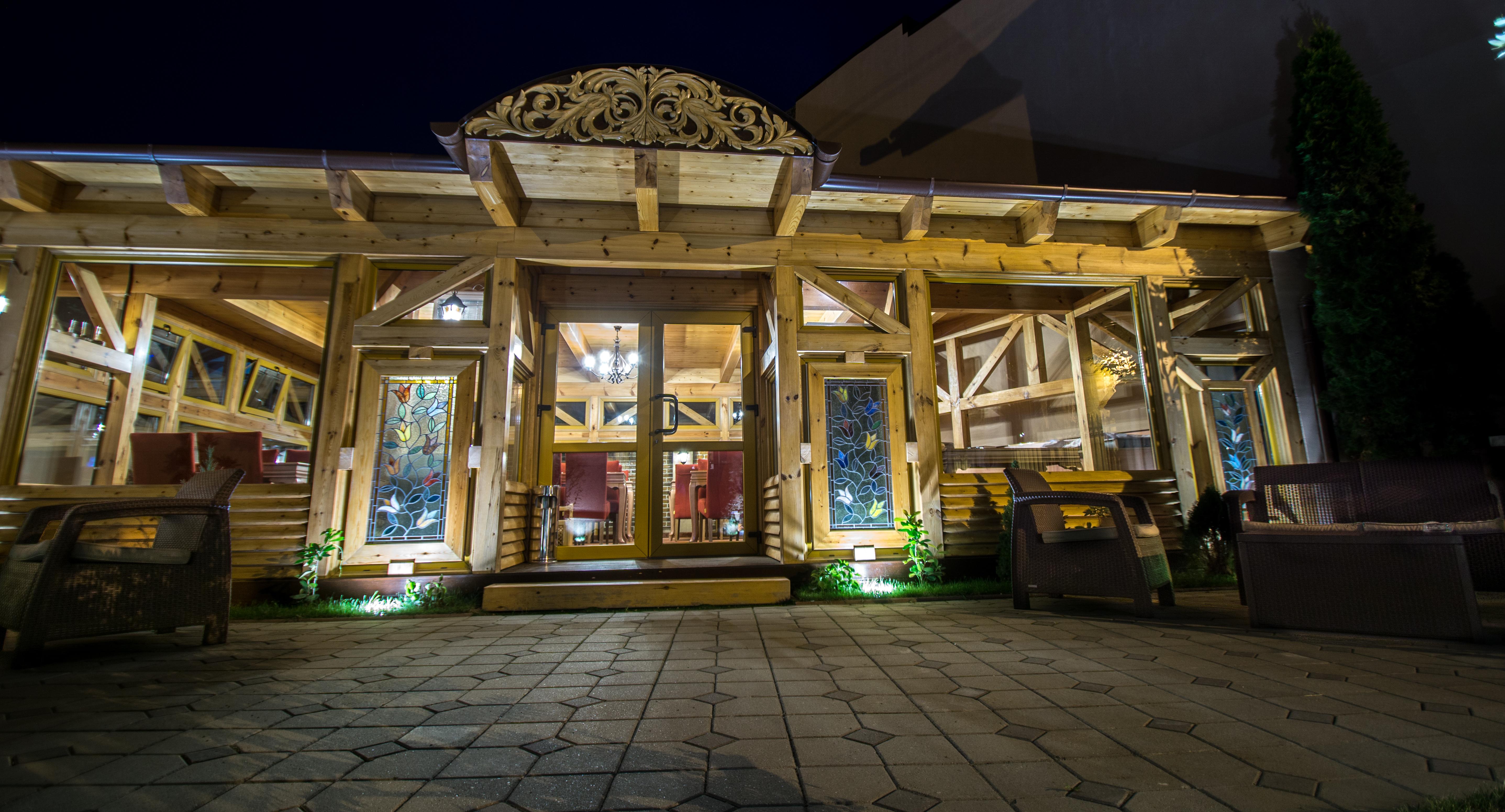 Noblesse Boutique Resort Sybin Zewnętrze zdjęcie The temple at night