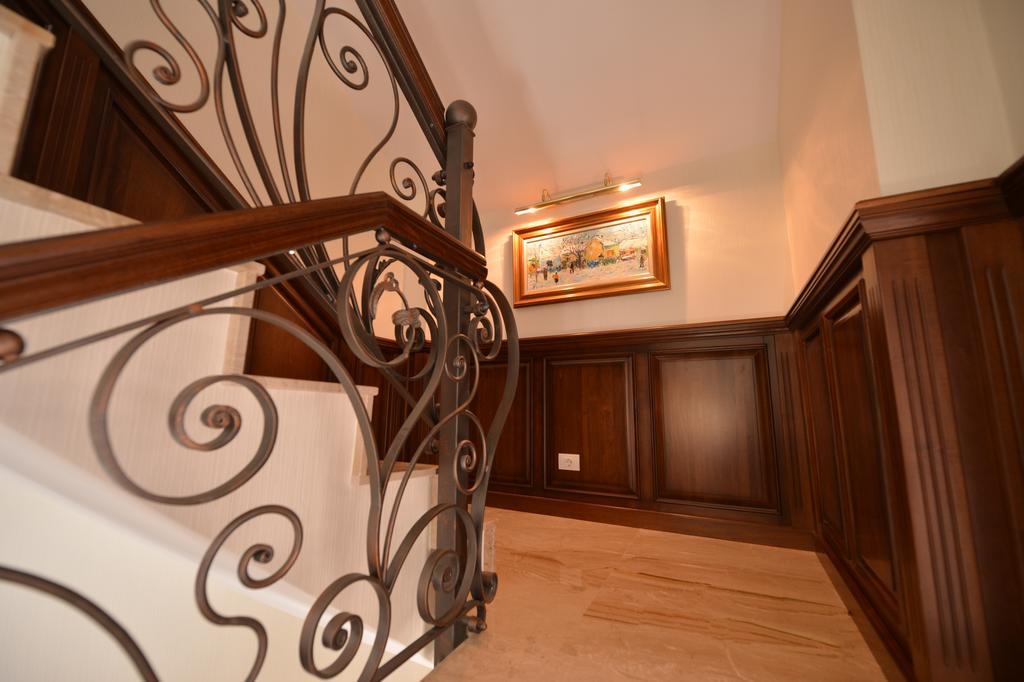 Noblesse Boutique Resort Sybin Zewnętrze zdjęcie Wainscoting in a home