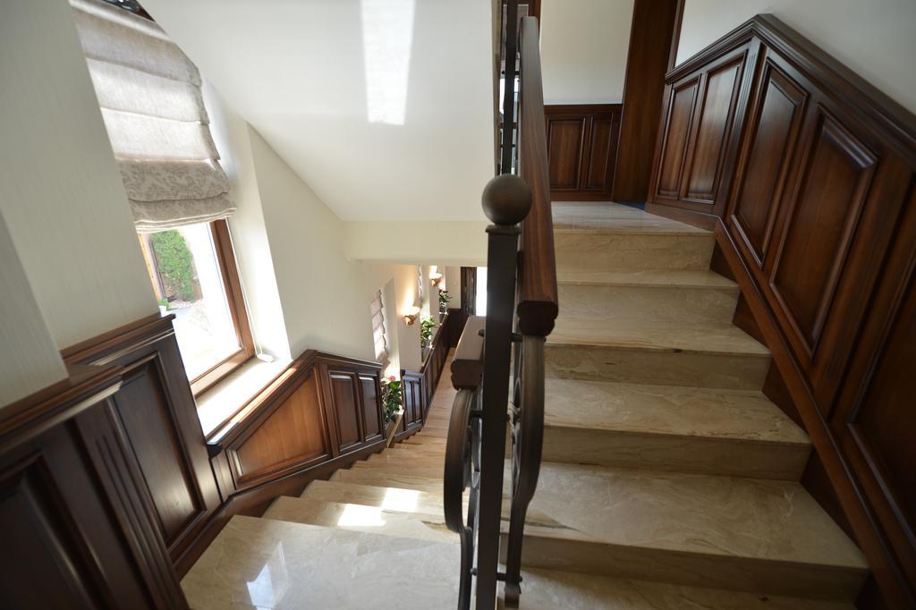Noblesse Boutique Resort Sybin Zewnętrze zdjęcie A staircase in a private home