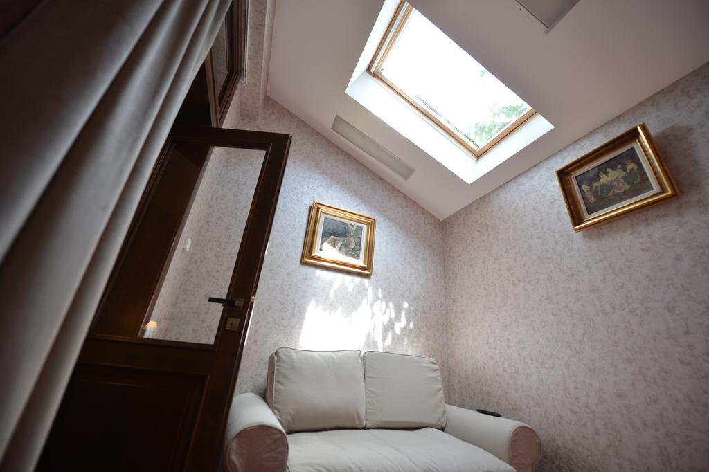 Noblesse Boutique Resort Sybin Zewnętrze zdjęcie A skylight in a living room