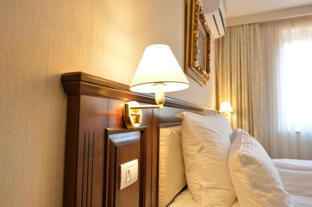 Noblesse Boutique Resort Sybin Zewnętrze zdjęcie Wall-mounted bedside lights