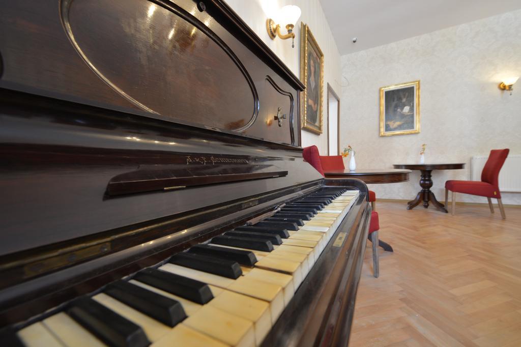 Noblesse Boutique Resort Sybin Zewnętrze zdjęcie The piano in the living room