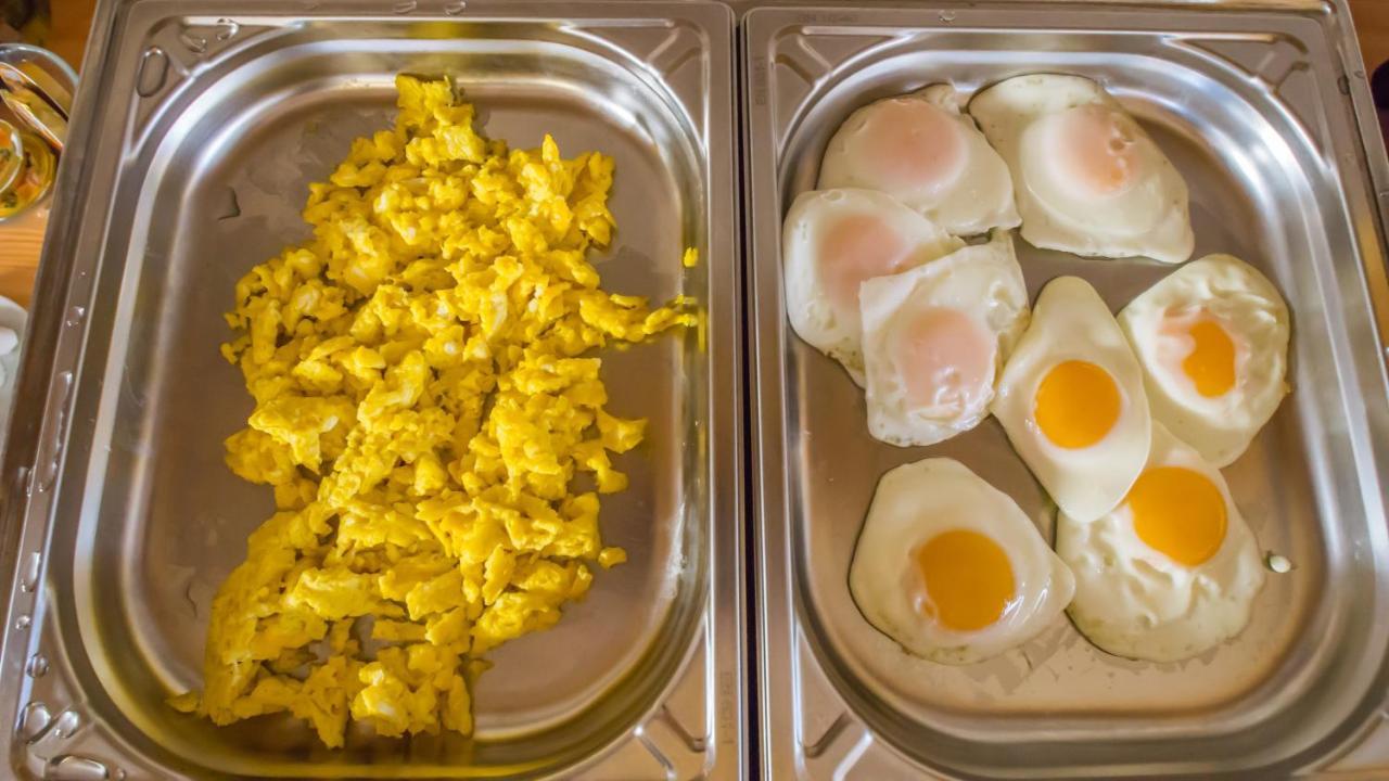 Noblesse Boutique Resort Sybin Zewnętrze zdjęcie Scrambled eggs and fried eggs