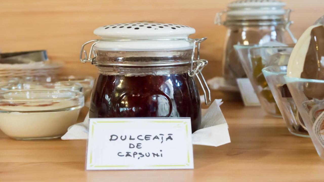 Noblesse Boutique Resort Sybin Zewnętrze zdjęcie A jar of capsună